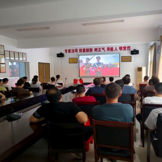 觀(guān)看閱兵直播 弘揚(yáng)愛(ài)國(guó)精神